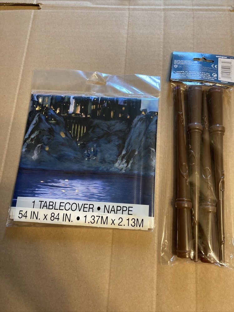Harry Potter Table Cover – (4) Wand Party Favors – New!