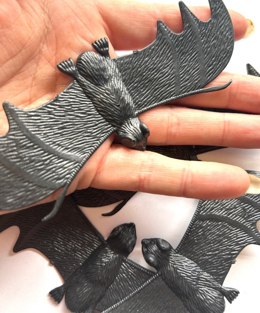 4x Halloween plastic bats small trick or treat gift fancy dress accessories 1