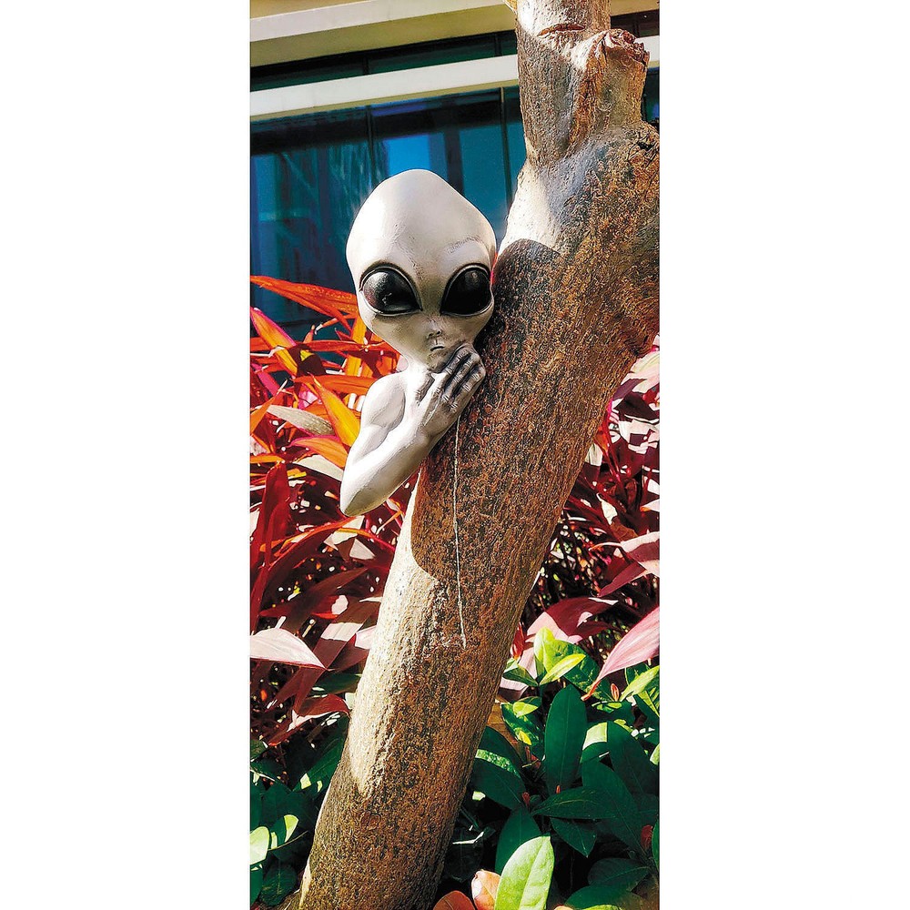 4 3/4″ Green Alien Tree Peekers Plastic Halloween Decoration – Morris Costumes
