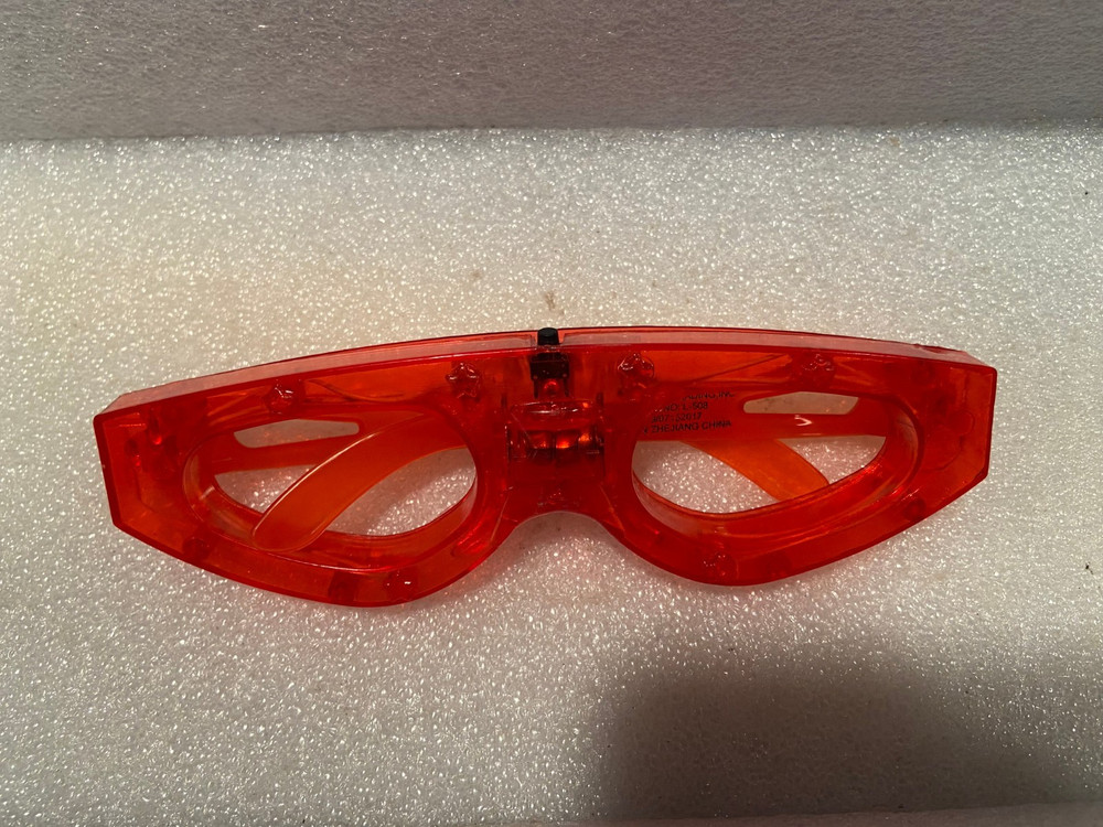 1 Child’s Red Flashing Lights Party Glasses 5.5″(NO Lenses) Pre-Owned* h2