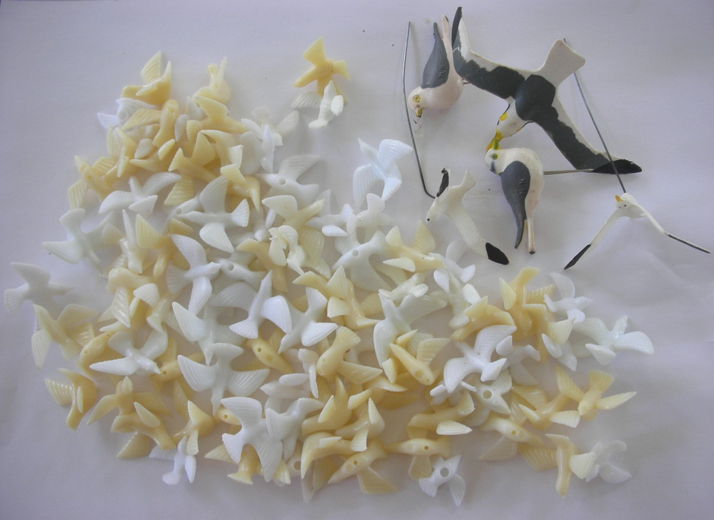 VINTAGE LOT 98 MINI WHITE/OFF WHITE PLASTIC BIRDS SEA GULLS DOVE VARIOUS SIZES
