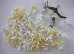 VINTAGE LOT 98 MINI WHITE/OFF WHITE PLASTIC BIRDS SEA GULLS DOVE VARIOUS SIZES