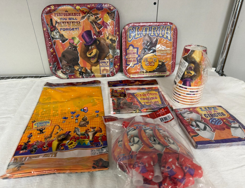 Dreamworks Madagascar Party Pack for 8 Kids Lot #2