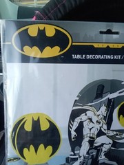 DC Comics – Batman Table Decorating Kit – 3 Pieces Plus Confetti
