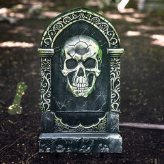 21″ Light-Up Tombstone with Skull Halloween Decoration – Morris Costumes