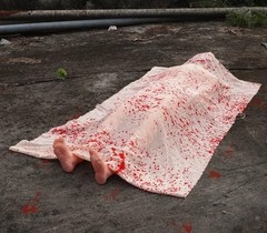 Halloween Victim Crime Scene Grave Outdoor Dead Scary Props Decor Blood Feet