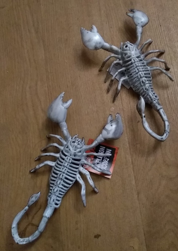 2 x SCORPION SKELETONS creepy Town 24x13x4cm Plastic Funky Halloween Fun