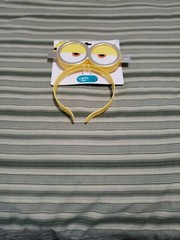 MINIONS TABLE DECORATION KIT AND LIGHT UP HEADBAND