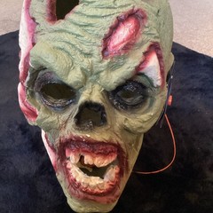 Halloween Large realistic plaster Zombie head, 13″ x 11″,working light,BNWT.