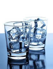 20PCS Clear Acrylic Faux Ice Cubes – 1.2″ Transparent Fake Ice Rocks for Decor &
