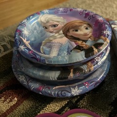Disney FROZEN Party Pack – 23 Plates 40 Napkins 14 Cake Top 16 Bags 3 Hats !