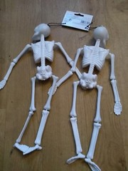2 SKELETONS White Jointed Hanging Plastic 36x12x5.5cm New Funky Fun Decoration