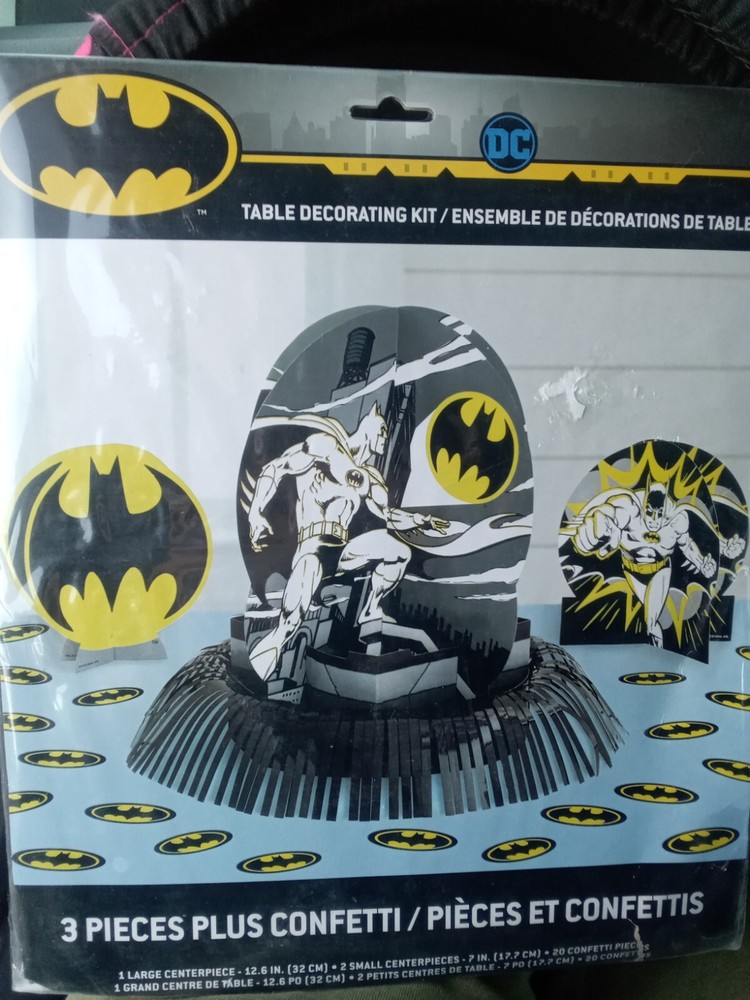 DC Comics – Batman Table Decorating Kit – 3 Pieces Plus Confetti