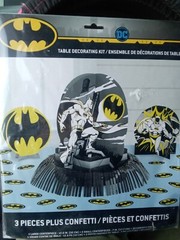 DC Comics – Batman Table Decorating Kit – 3 Pieces Plus Confetti