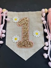 Glittery «1» Birthday Banner With Pink & White Yarn Tassels And Daisies