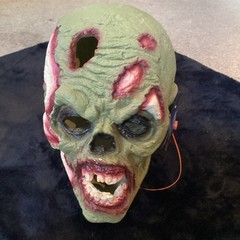 Halloween Large realistic plaster Zombie head, 13″ x 11″,working light,BNWT.