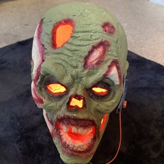 Halloween Large realistic plaster Zombie head, 13″ x 11″,working light,BNWT.