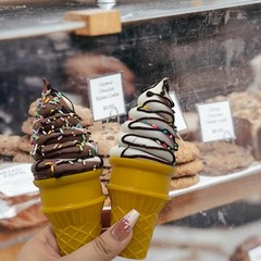 2PCS Artificial Ice Cream Brown White Fake Dessert Model Bakery Display Prop